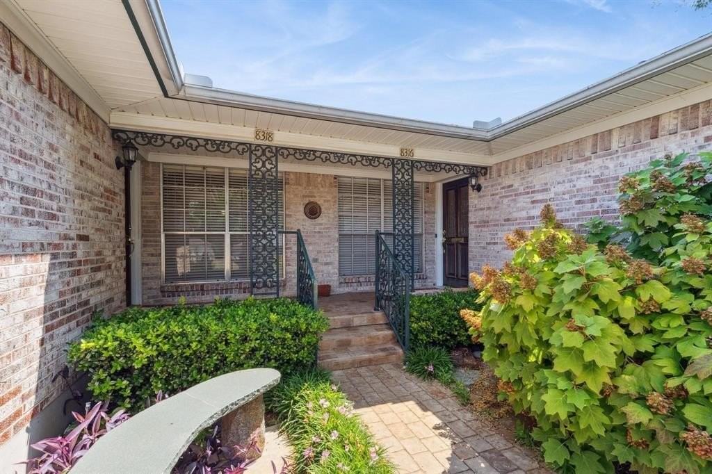 8318 Lullwater Dr - Photo 3 of 16