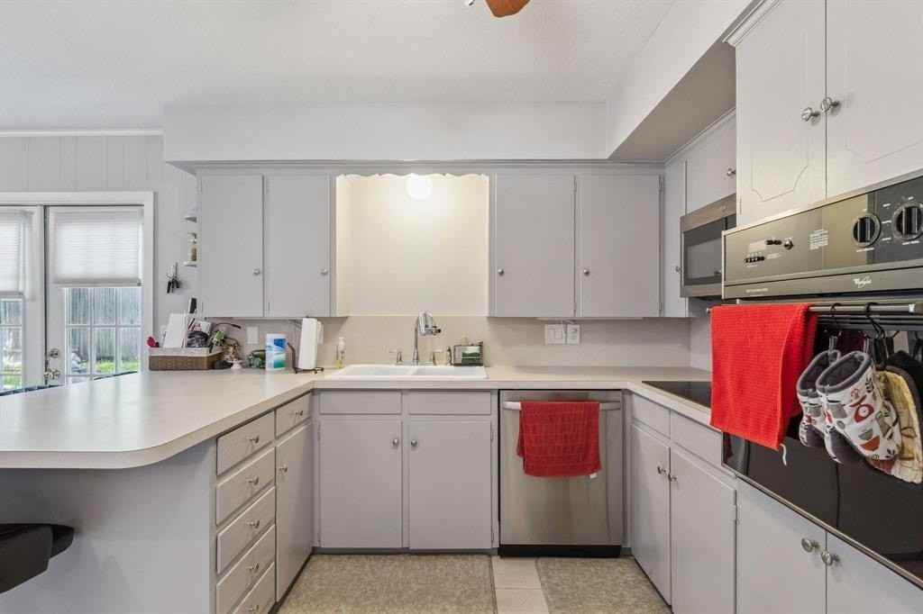 8318 Lullwater Dr - Photo 4 of 16