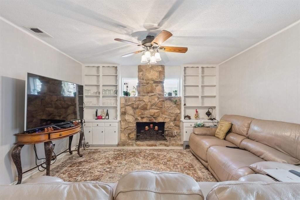 8318 Lullwater Dr - Photo 6 of 16