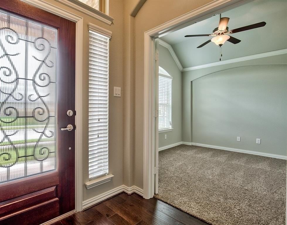 304 Callaghan Dr - Photo 3 of 32