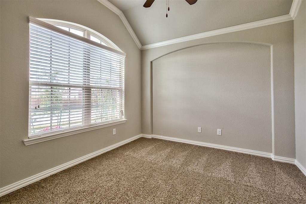 304 Callaghan Dr - Photo 4 of 32