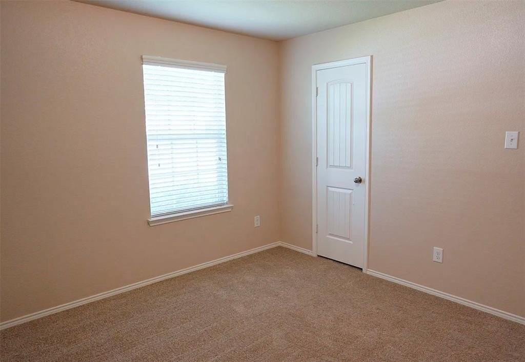 9000 Holliday Ln - Photo 5 of 10