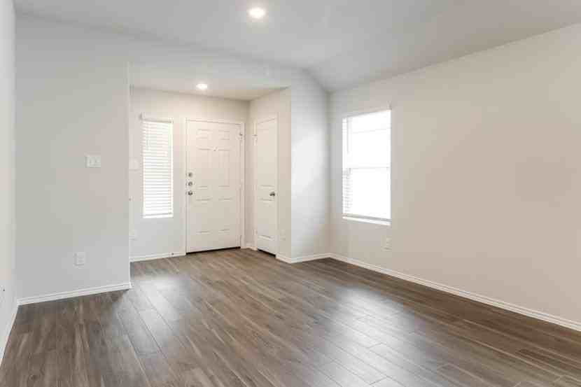 1410 Matthew Dr - Photo 6 of 13