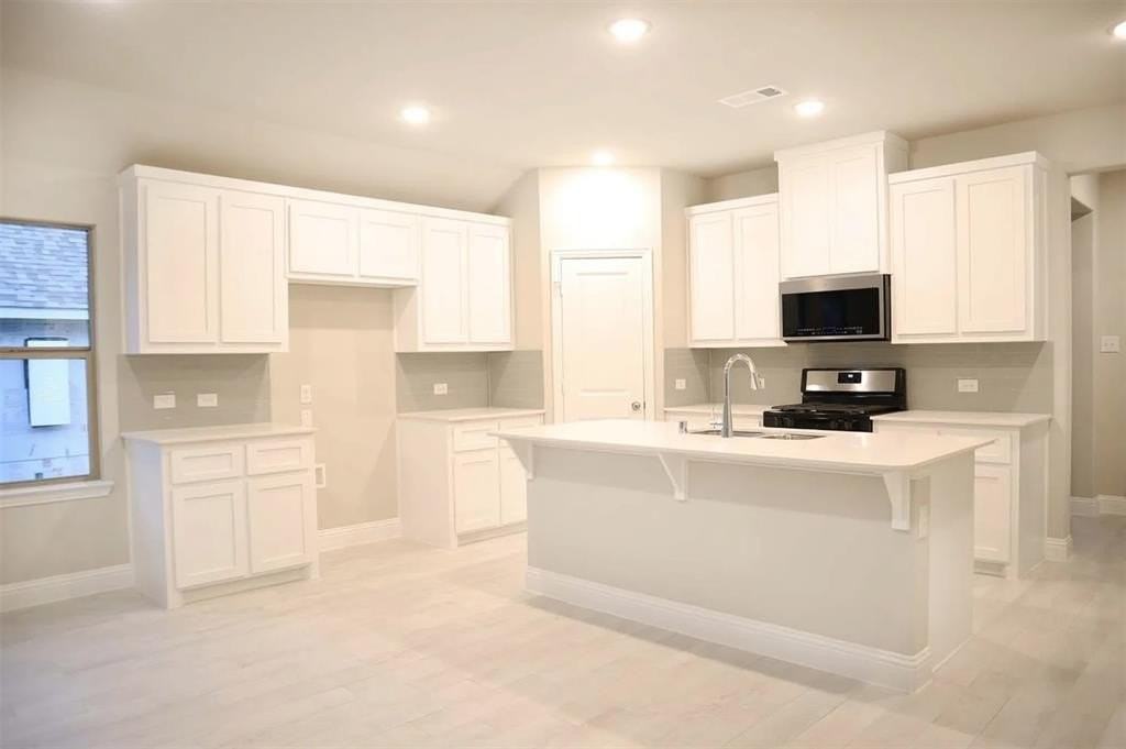 1135 Tiana St - Photo 4 of 12