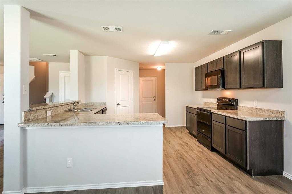 1407 Mark Ln - Photo 4 of 16