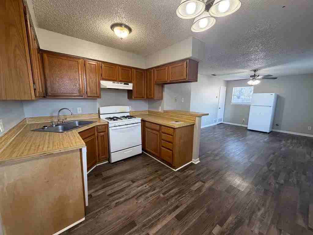 604 Walter Stephenson Rd #B - Photo 4 of 10