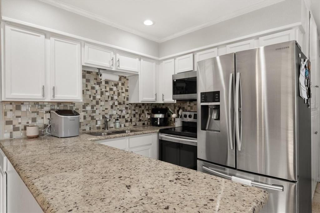 2402 Woodlawn Dr - Photo 3 of 18