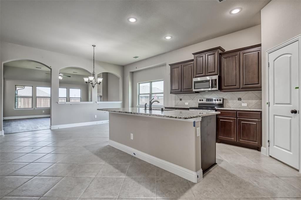 330 Sweetspire Dr - Photo 5 of 30