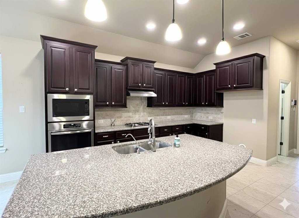 1001 Summer Ln - Photo 4 of 18