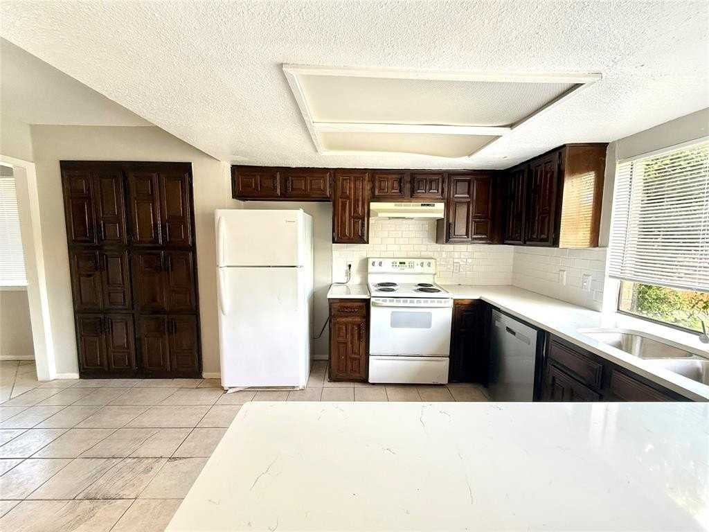 1909 Forestdale Dr - Photo 4 of 16