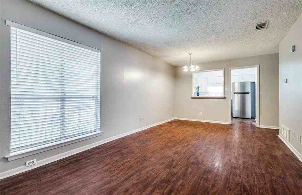 627 Texas St - Photo 3 of 10