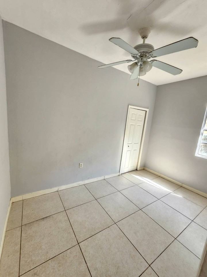 1036 Sw 2nd St #1 - Photo 3 of 5