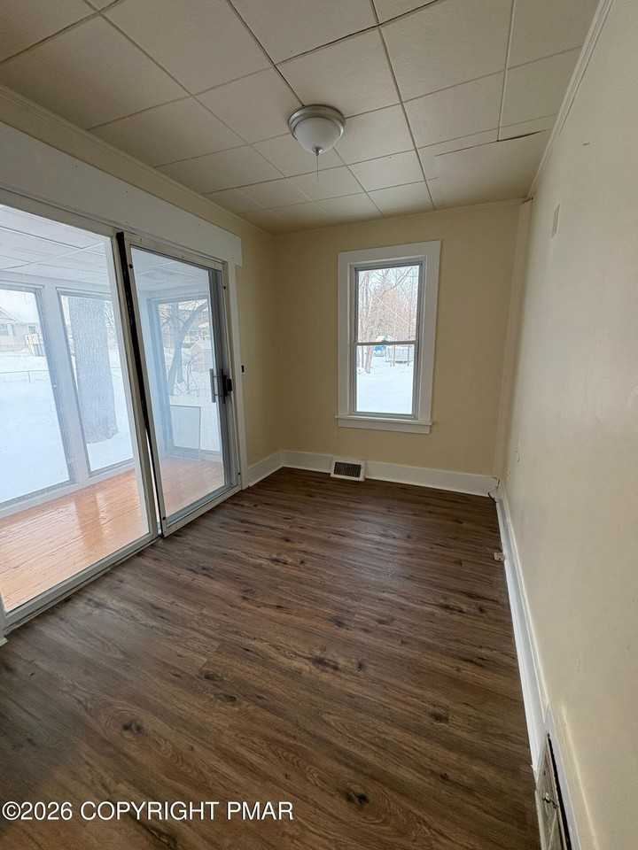 114 Knight St - Photo 5 of 12