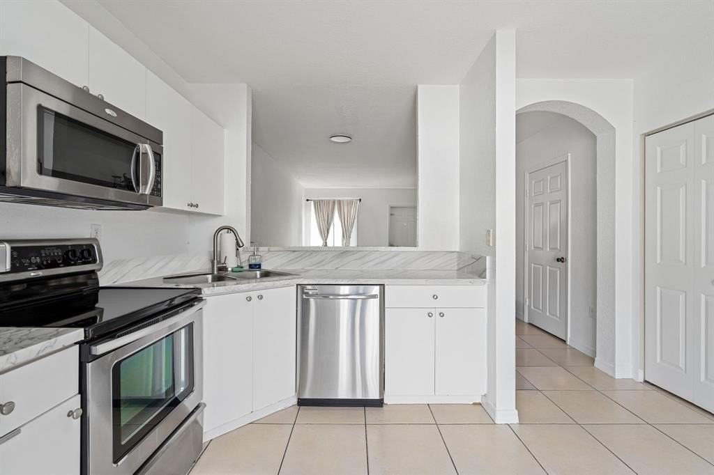 13765 Sw 171st Ter - Photo 2 of 25