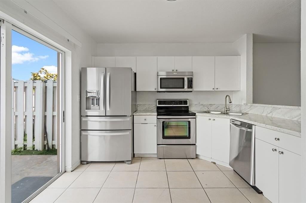 13765 Sw 171st Ter - Photo 3 of 25