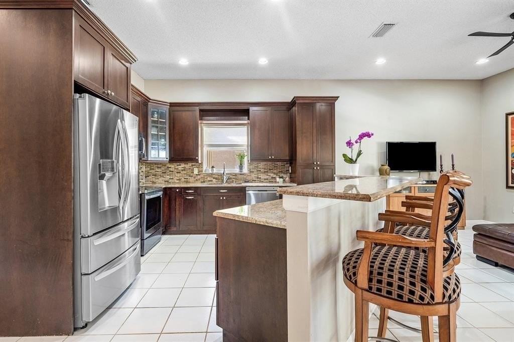 10834 Sea Cliff Cir #10834 - Photo 3 of 5