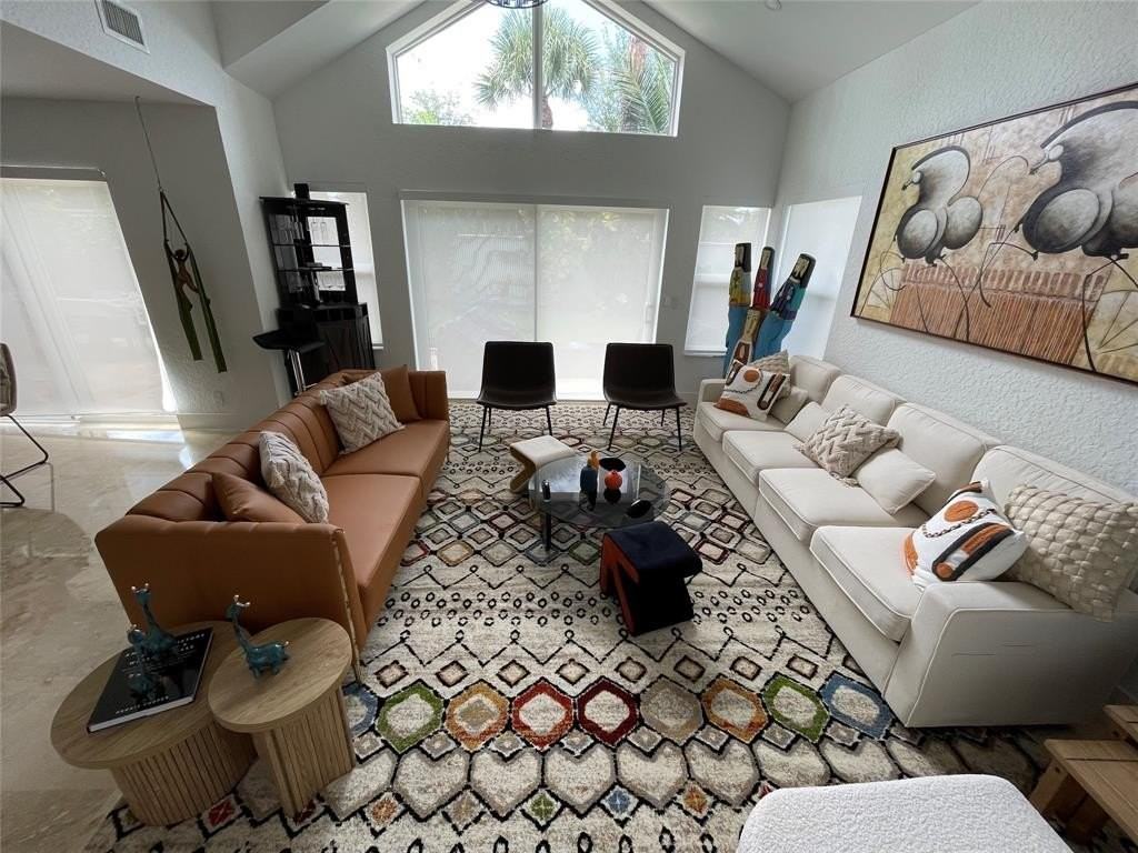 2044 Nw 52nd St - Photo 3 of 35