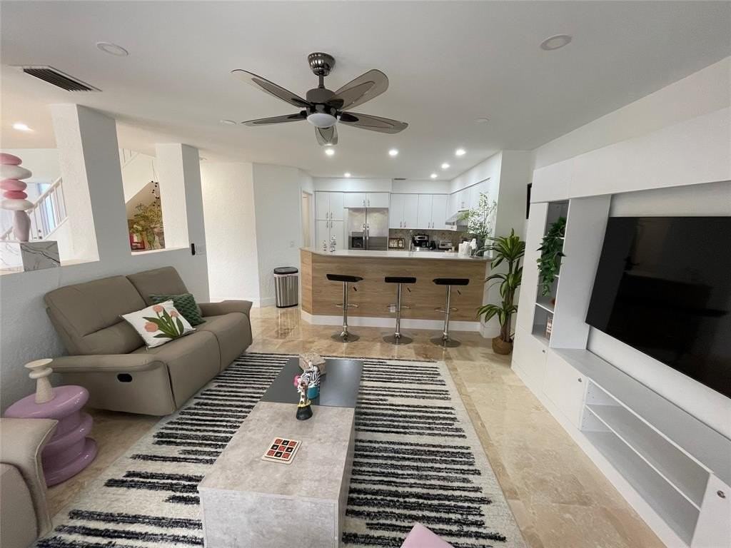 2044 Nw 52nd St - Photo 7 of 35