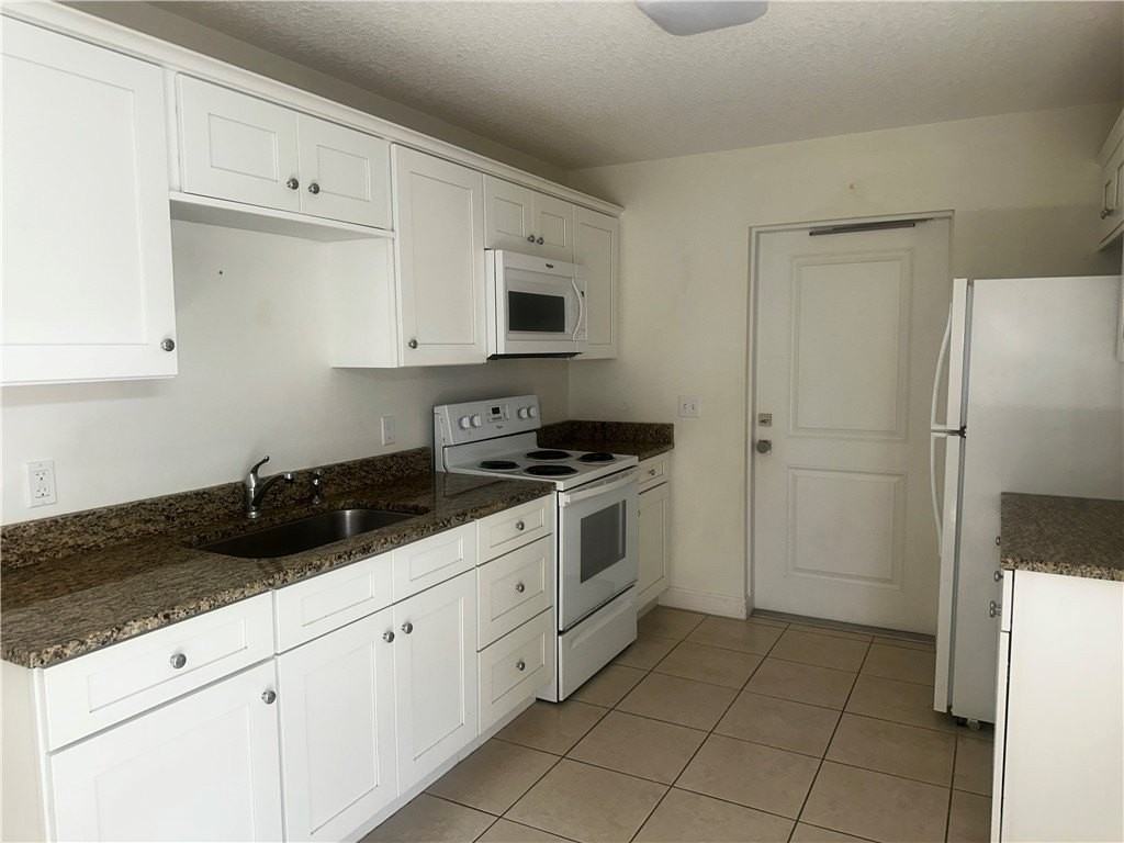 955 18th Pl Unit B #B - Photo 2 of 6