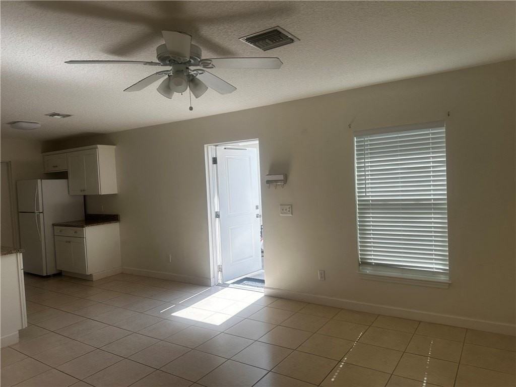 955 18th Pl Unit B #B - Photo 4 of 6