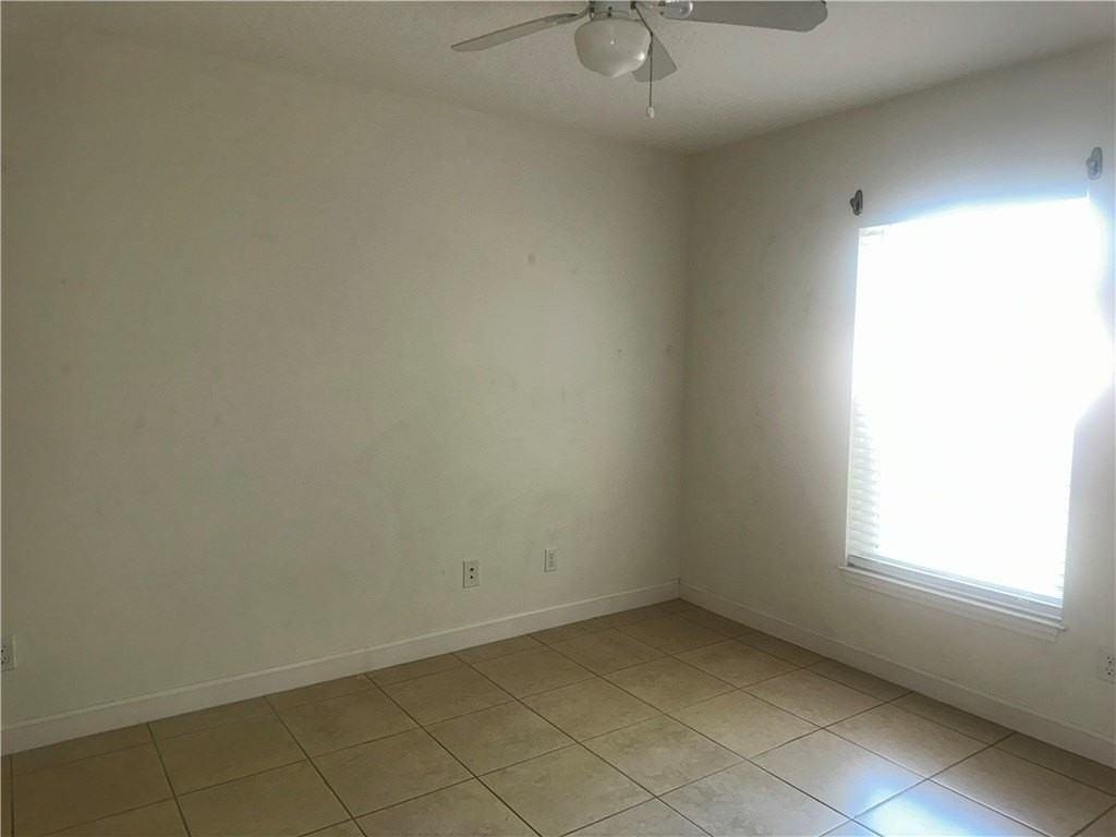 955 18th Pl Unit B #B - Photo 5 of 6