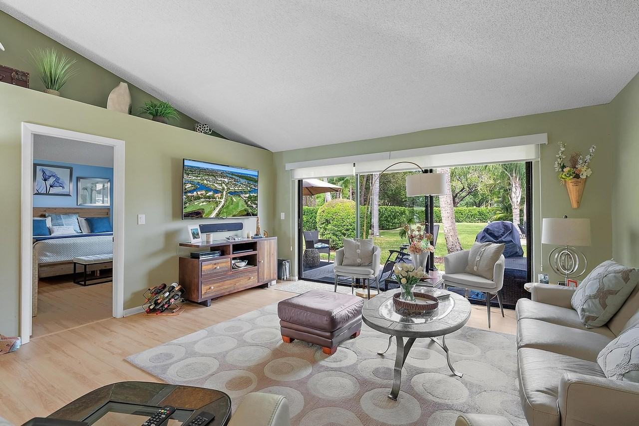 835 Club Dr - Photo 4 of 14