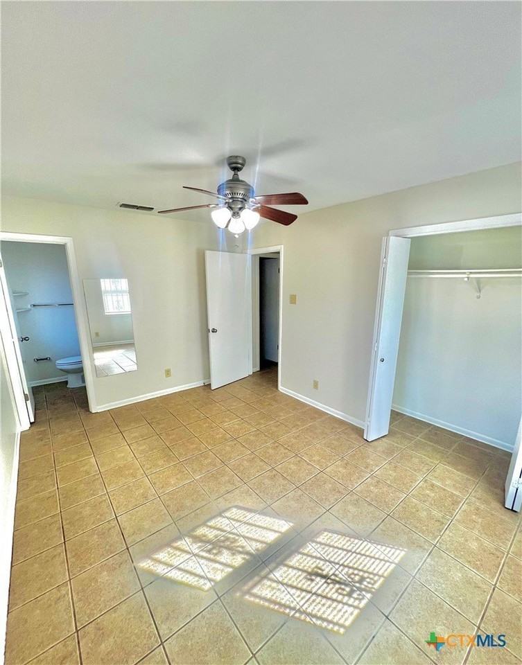 1010 San Antonio St - Photo 3 of 4