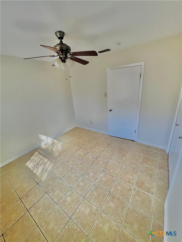 1010 San Antonio St - Photo 4 of 4