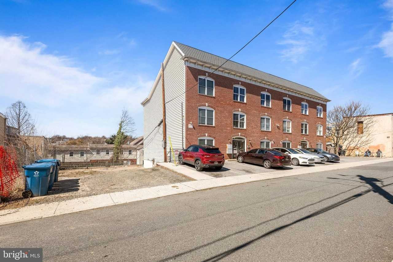 711 Windsor St - Photo 2 of 14