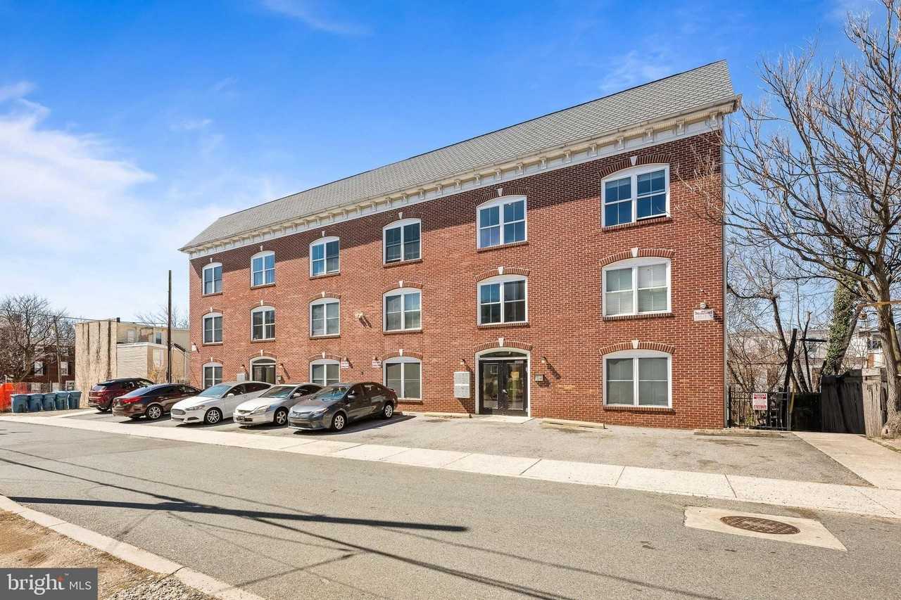 711 Windsor St - Photo 3 of 14