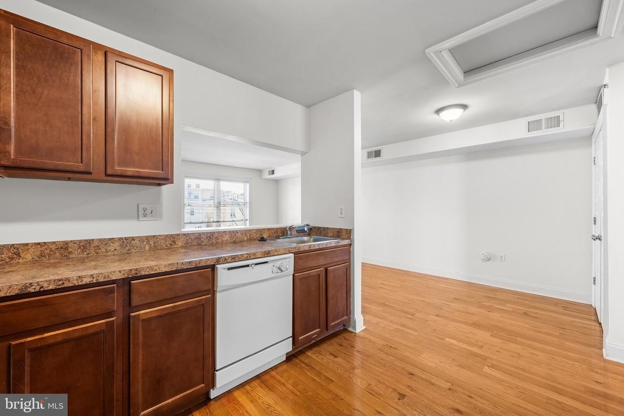 711 Windsor St - Photo 7 of 14