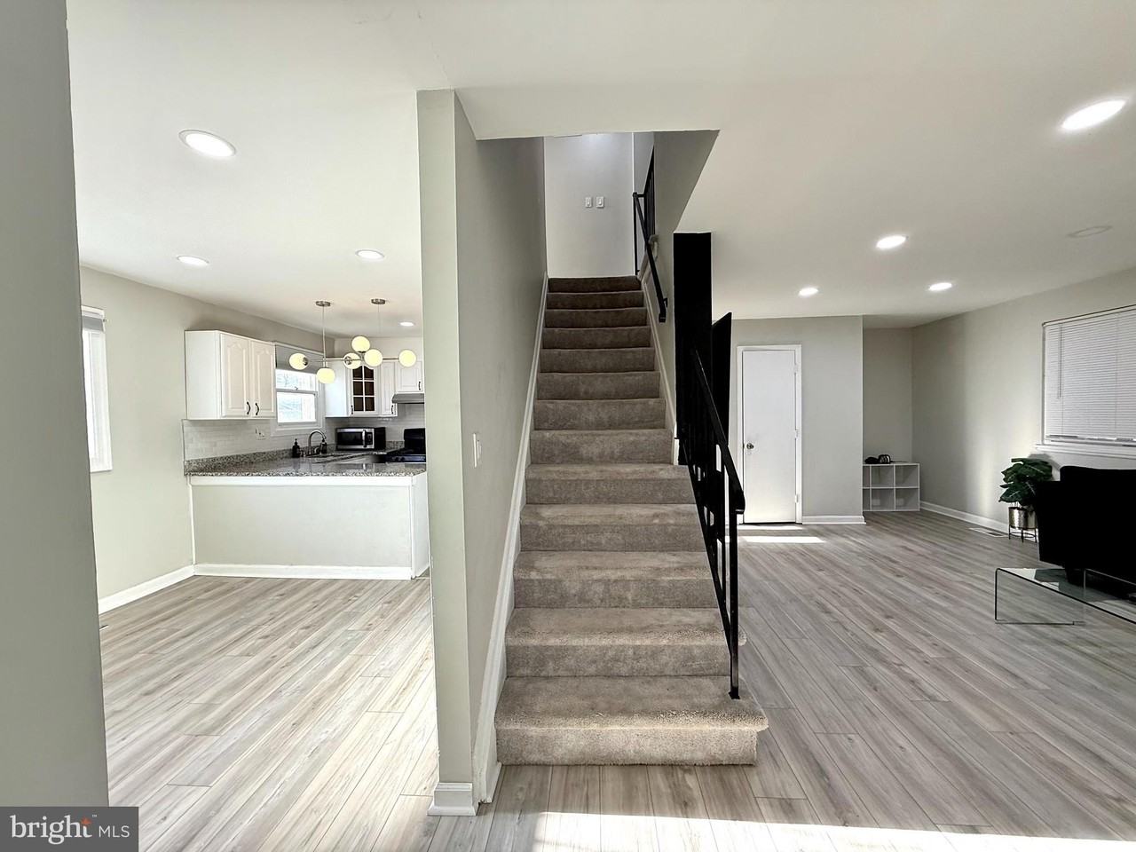 819 Carrington Ave - Photo 2 of 21