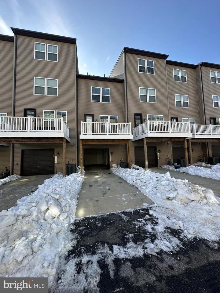 127 Capital Ct - Photo 3 of 38