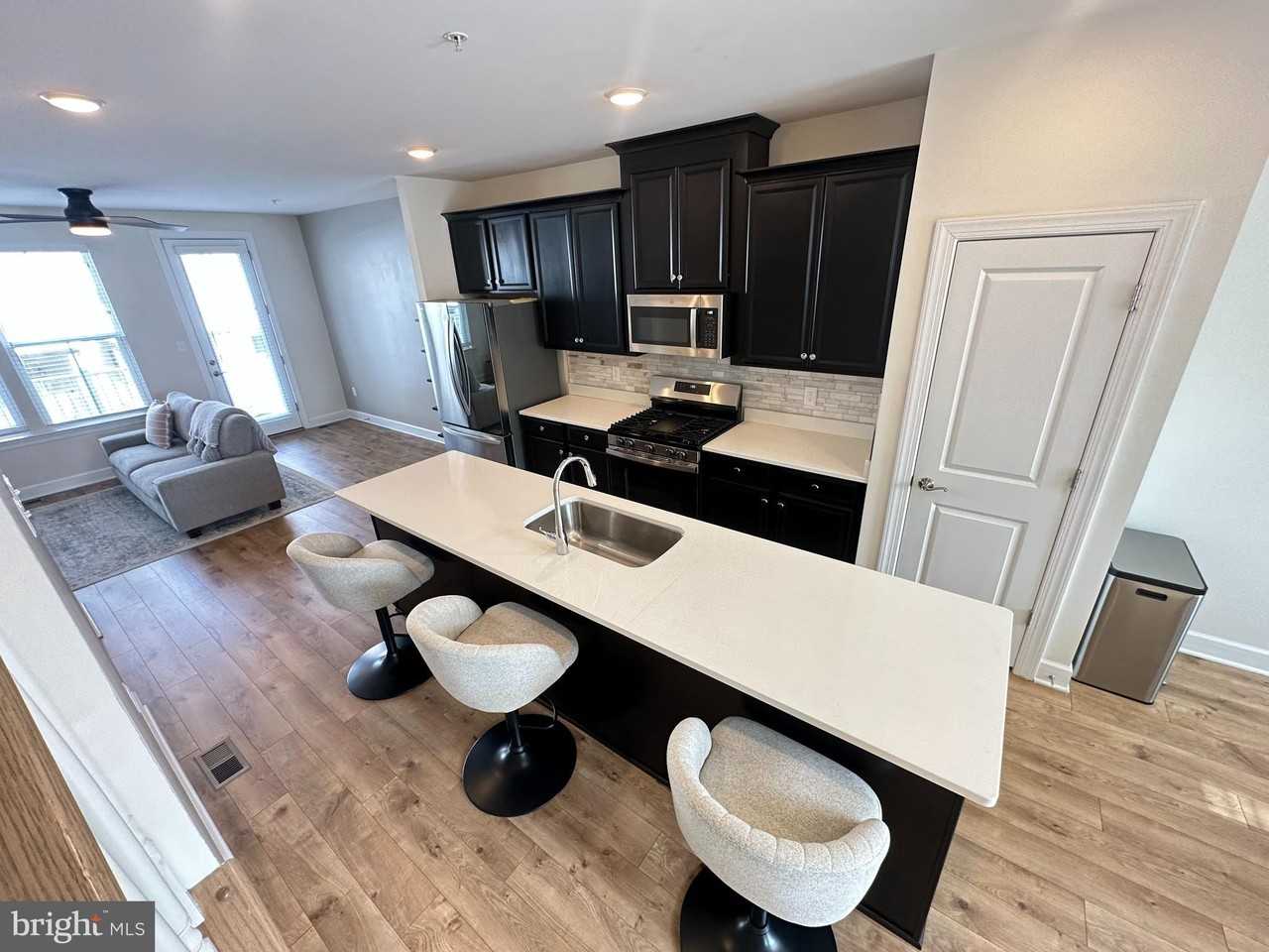 127 Capital Ct - Photo 4 of 38