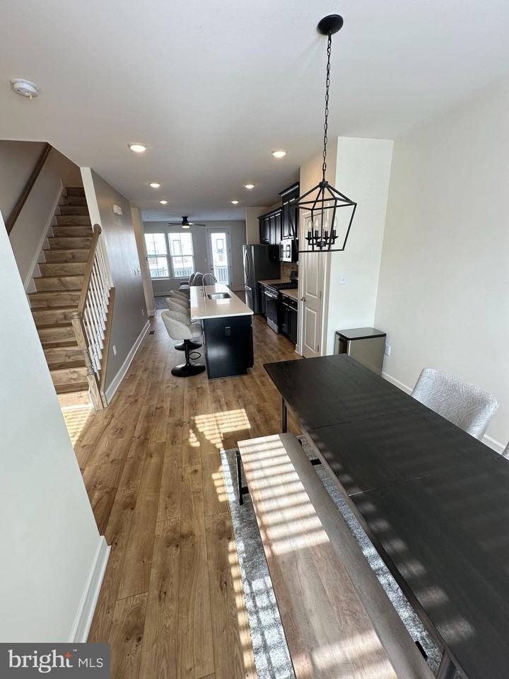 127 Capital Ct - Photo 5 of 38