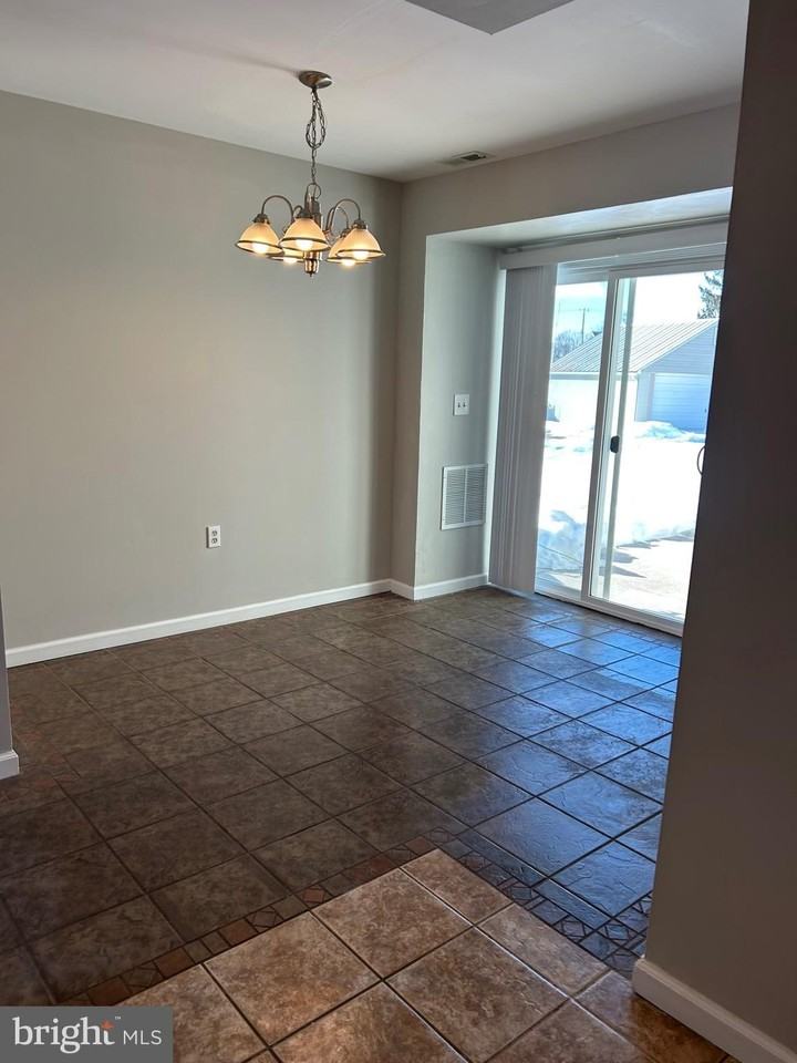 29 Oxford Ct - Photo 4 of 12