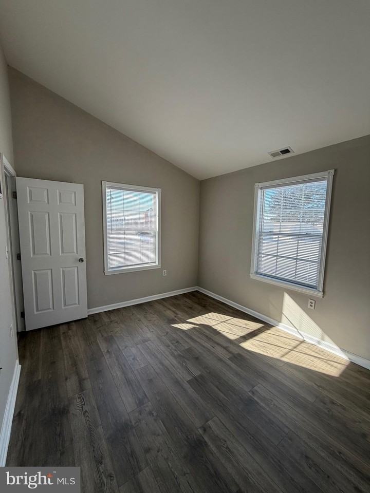 29 Oxford Ct - Photo 7 of 12