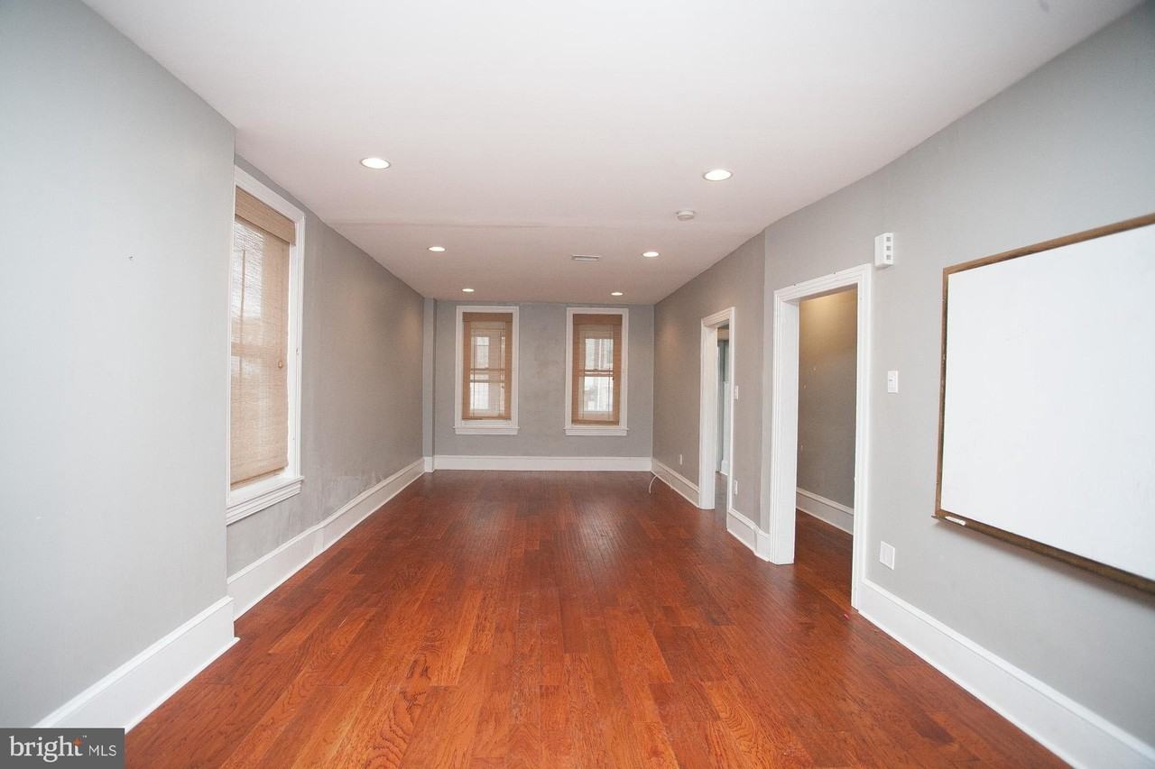 235 Roxborough Ave - Photo 4 of 31