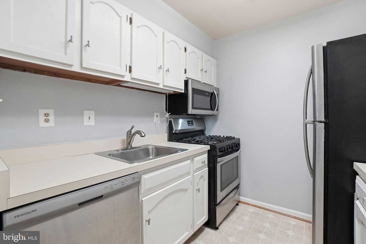 5902 Cove Landing Rd Apt 203 #203 - Photo 7 of 25