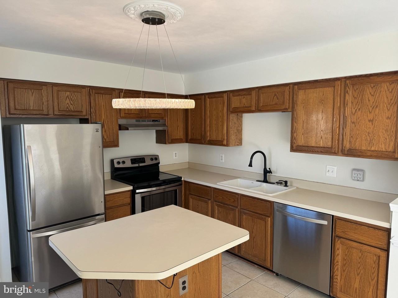 7481 Gadsby Sq - Photo 4 of 19