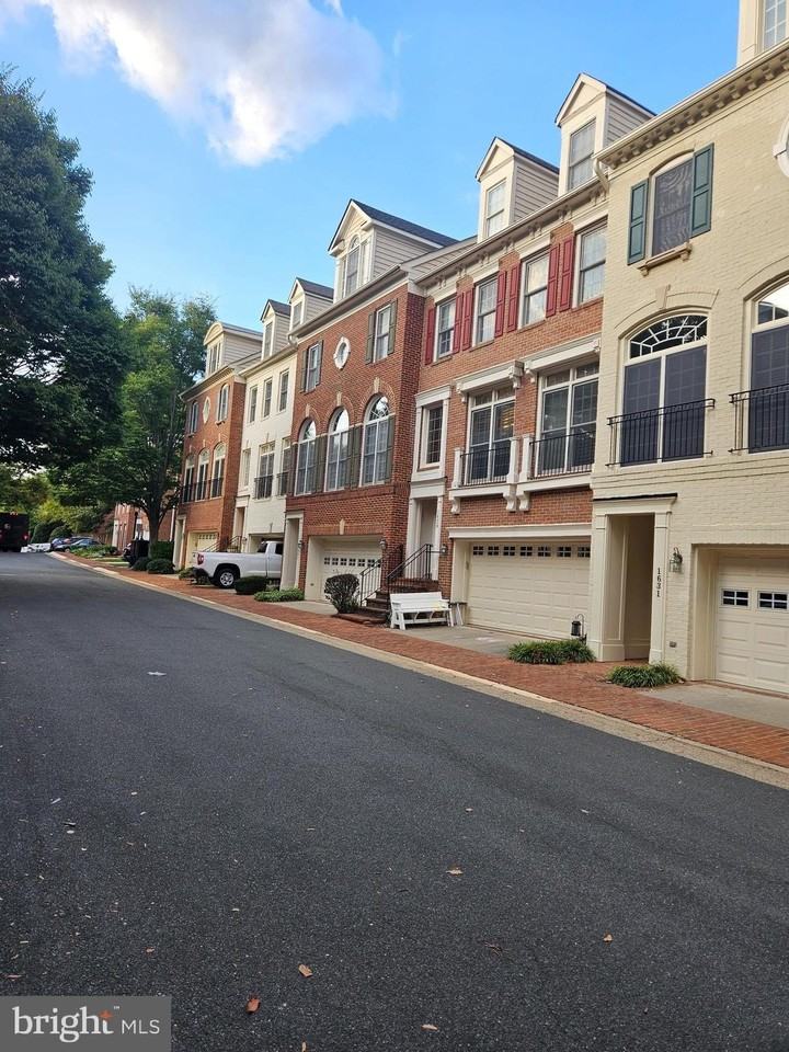 1631 Colonial Hills Dr - Photo 4 of 50