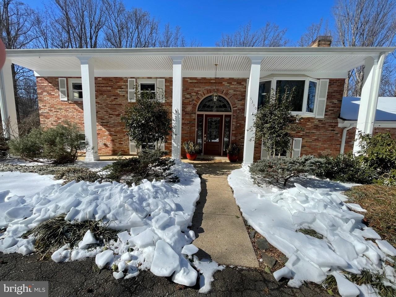 5300 Summit Dr - Photo 5 of 34