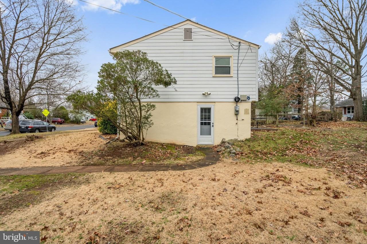 9402 Blackstone Rd - Photo 4 of 27