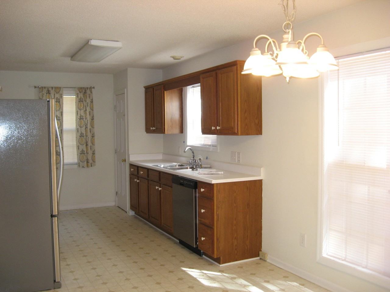 140 Lake View Dr E - Photo 3 of 9