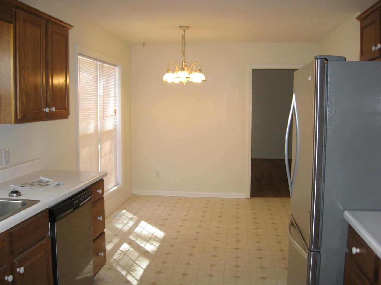 140 Lake View Dr E - Photo 4 of 9