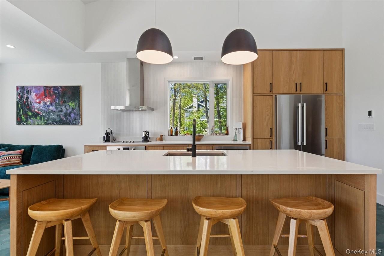 6710 Soundview Ave - Photo 3 of 42