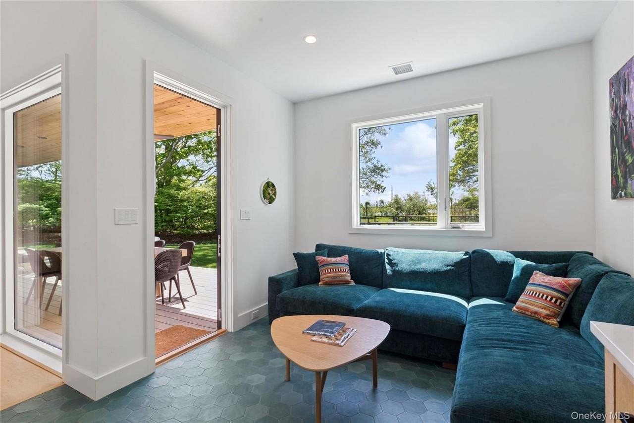 6710 Soundview Ave - Photo 7 of 42