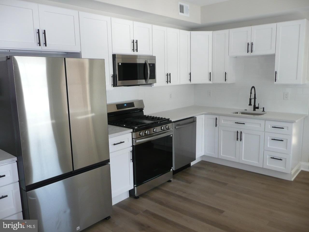 536 Easton Rd Apt 2 #2 - Photo 5 of 13