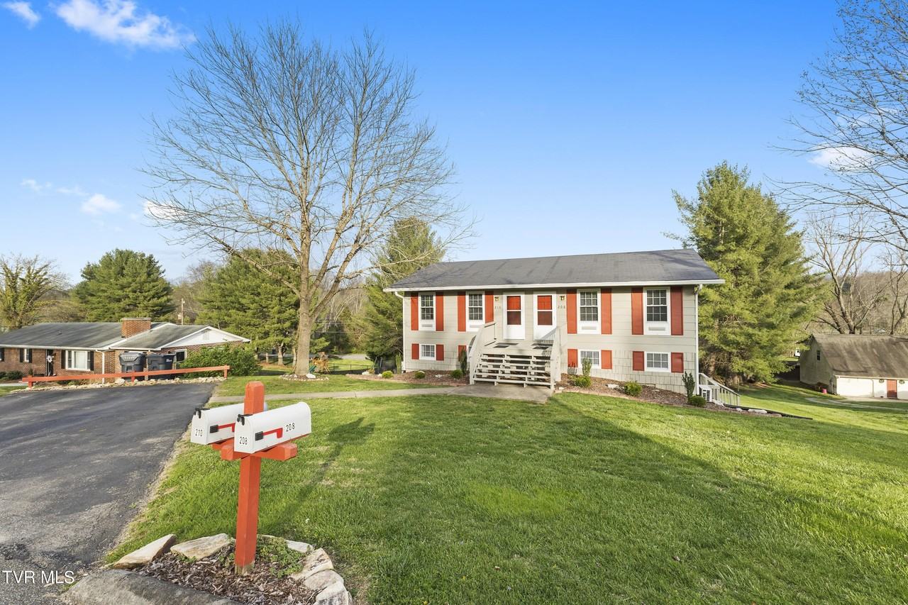 208 Redstone Dr - Photo 2 of 29