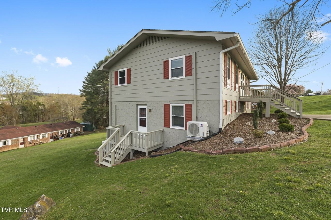 208 Redstone Dr - Photo 4 of 29